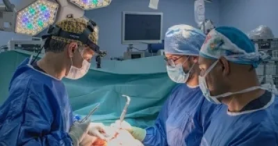 Los doctores Aguiar, a la izquierda, y Afonso, a la derecha, con gafas, durante una cirugía abdominal llevada a cado en Tenerife (Fuente: Instituto Aguiar)
