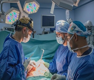 Los doctores Aguiar, a la izquierda, y Afonso, a la derecha, con gafas, durante una cirugía abdominal llevada a cado en Tenerife (Fuente: Instituto Aguiar)