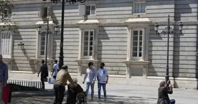 Personas paseando por la calle, una de ellas en silla de ruedas, haciendo turismo en una ciudad (Fuente: Fundación ONCE)