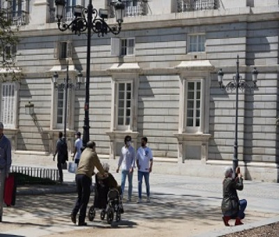 Personas paseando por la calle, una de ellas en silla de ruedas, haciendo turismo en una ciudad (Fuente: Fundación ONCE)