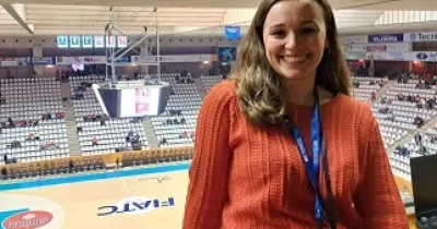 La locutora Clara Vicenç, en el pabellón municipal de Fontajau (Fuente: Clara Vicenç)