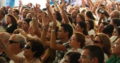 Personas de la CNSE durante un acto, aplaudiendo en lengua de signos