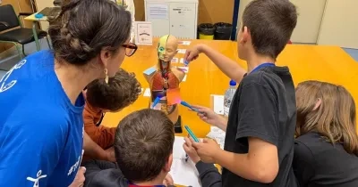 Alumnos realizando actividades en el aula de clase