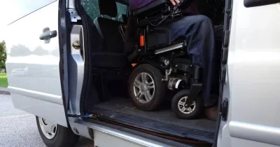 vehiculo adaptado para personas PMR, una silla de ruedas dentro del vehículo
