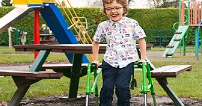 Un niño con ropa de Tommy Hilfiger en un parque