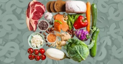 ejemplos de comida saludable sobre un fondo verde