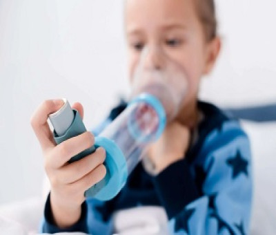 Un niño que sufre asma, inhalando su tratamiento (Fuente: SEICAP)
