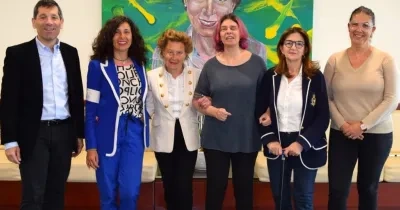 Foto de familia de la visita a la empresa entre las dos entidades