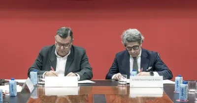 representantes de ambas entidades durante la firma del convenio en la sede de Fundación ONCE