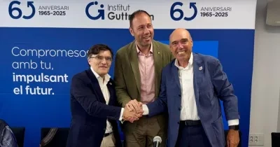 Los responsables del Comité Paralímpico Español y la Fundación Institut Guttmann dándose la mano