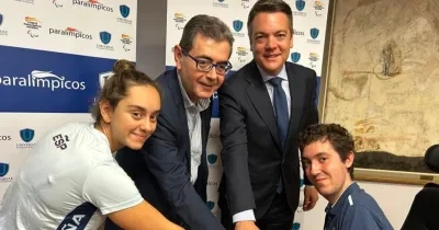 El director general de Universae, Francisco Cámara, el director general del Comité Paralímpico Español, Francisco Botía, y los nadadores Beatriz Lérida y Miguel Ángel Navarro unen sus manos