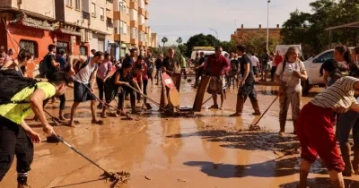 personas recogiendo los destrozos ocasionados por la dana