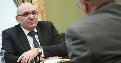Momento de la reunión entre Delegación de Gobierno y Cermi Comunidad de Madrid, con Óscar Moral Ortega escuchando a Francisco Martín Aguirre (Fuente: Cermi Comunidad de Madrid)