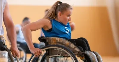 Una joven con discapacidad juega a baloncesto