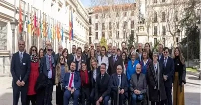 Foto de familia de los diputados presentados y los representantes de entidades para personas con discapacidad (Fuente: CERMI)