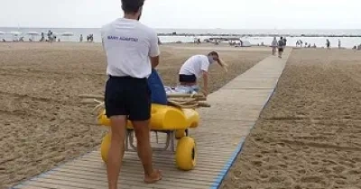 Servicio de apoyo al baño en una playa de Barcelona (Fuente: Ayuntamiento de Barcelona)