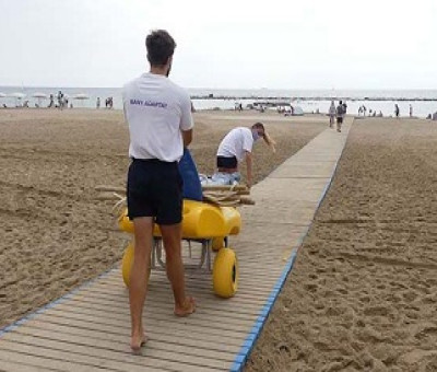 Servicio de apoyo al baño en una playa de Barcelona (Fuente: Ayuntamiento de Barcelona)