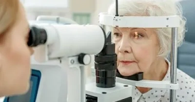 Un oftalmólogo revisa los ojos de un paciente (Fuente: Cgcoo)