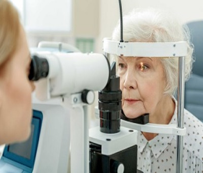 Un oftalmólogo revisa los ojos de un paciente (Fuente: Cgcoo)