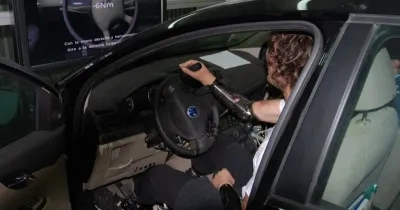 Un joven con discapacidad prueba el evaluador de conducción de la Universidad Politécnica de Valencia