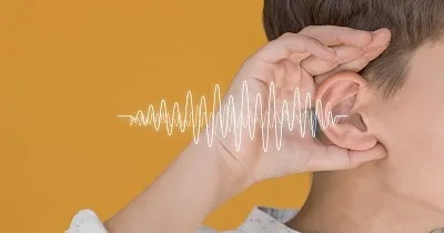 nño tocando la oreja simulando una pérdida de audición