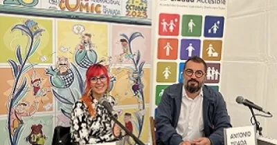 Momento de la mesa redonda inclusiva que se celebró en el 28º Salón Internacional del Cómic de Granada, con Sara Jotabé y Antonio Tejada (Fuente: La Ciudad Accesible)