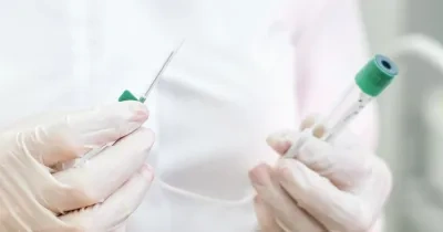 Dos tubos de endayo sostenidos por una enfermera