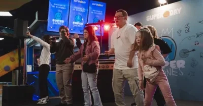 5 niños con síndrome de down jugando a juegos recreativos