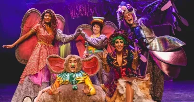 personas disfrazadas actuando en el musical