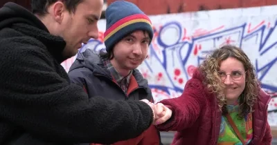 dos personas autistas chocan el puño