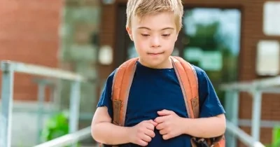 Un escolar con síndrome de Down a la salida del colegio