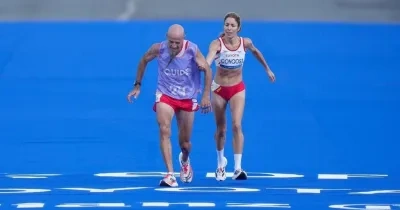 Elena Congost y su guía, Mia Carol, cerca de la meta durante la maratón paralímpica de París 2024