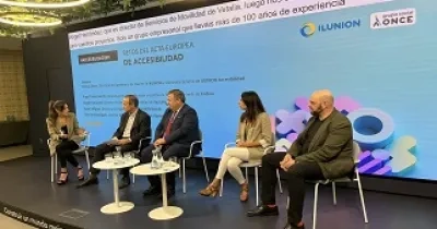 Un momento del debate durante la intervención de Patricia Otero moderando la mesa redonda con los representantes de Endesa, Vectalia, ILUNION Hotels y Bankinter (Fuente: ILUNION)
