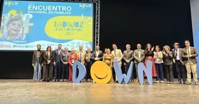 familias de Down España en el auditorio con personalidades de la diputación de Extremadura