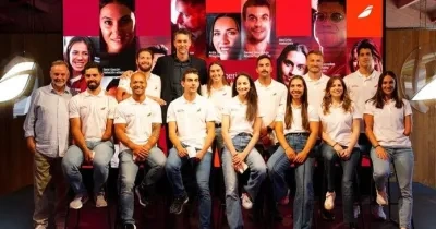 Los 14 deportistas del equipo 'Talento a Bordo', junto a Pau Gasol