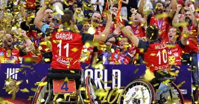 La plantilla española celebrando el trofeo entre confeti y banderas de la selección. Foto de Xavi Solans