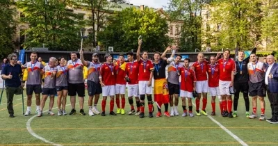 La selección recibiendo el trofeo