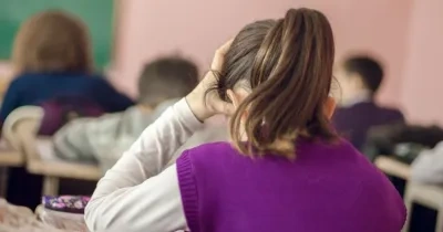 Una adolescente realiza un examen