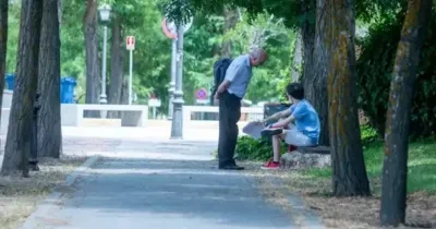 Un estudiante junto a un señor mayor en un parque