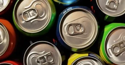 Varias latas de bebidas refrescantes que aconsejan que lleven edulcorantes (Fuente: UPC)
