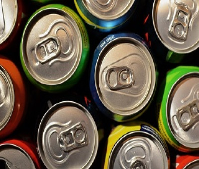 Varias latas de bebidas refrescantes que aconsejan que lleven edulcorantes (Fuente: UPC)