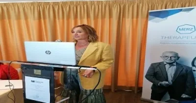 Ponente hablando en el encuentro con expertos