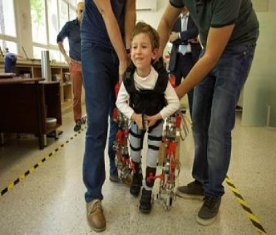 Un niño probando el exoesqueleto pediátrico de Marsi Bionics patentado por el CSIC