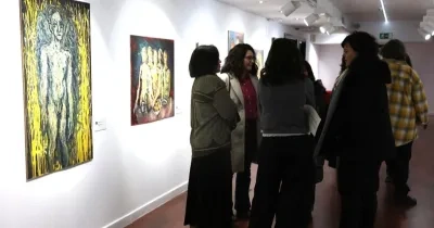 La exposición de Miguel Ángel siendo visitada por expectadores