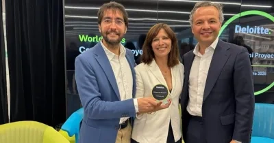 Carlos Rivera recogiendo el premio de las manos de los representantes de Deloitte