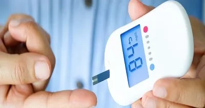 Una persona haciéndose un control sobre diabétes (Fuente: FEDE)