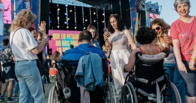 Personas con y sin discapacidad disfrutan de un festival de música