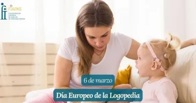 madre con su hija pequeña que lleva un bucle magnético por su discapacidad auditiva, se puede observar el logo de fiapas y el 6 de marzo día europeo de la logopedia