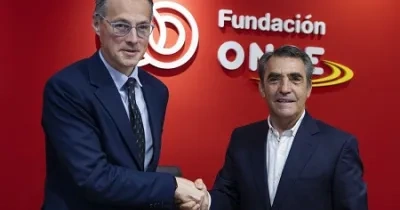 firma del acuerdo de colaboración entre representantes de ambas entidades