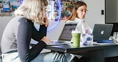 Varias mujeres jóvenes trabajando con portátiles (Fuente: ArcGIS)